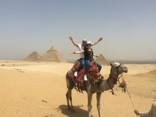 Inácio e a mulher em cima de um camelo, no Egipto