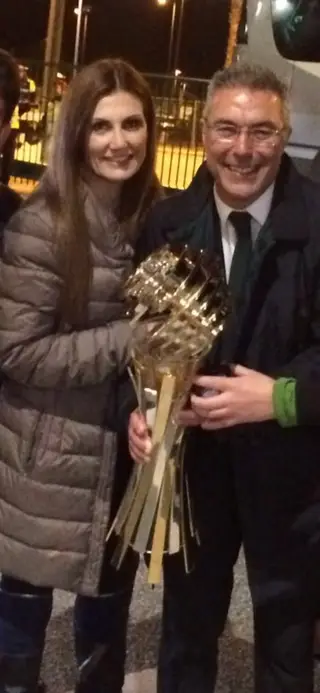 Augsuto Inácio com a mulher e a Taça da Liga conquistada pelo Moreirense