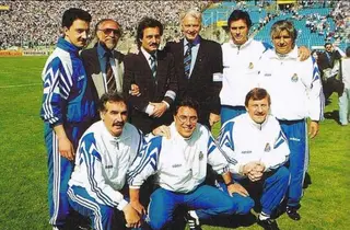 Augusto Inácio, em baixo ao centro, foi um dos adjuntos de Bobby Robson