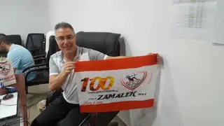 Inácio com a bandeira do Zamalek, o clube que treinou no Egipto