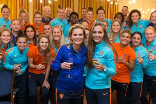 A seleção holandesa a festejar depois de Sarina Wegman ter sido considerada, nos prémios FIFA, a melhor treinadora do mundo, e Lieke Martens, do Barcelona, a melhor jogadora do mundo