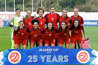 A jogadora portuguesa é jovem, instruída, mal paga e discriminada. Mas o futuro do futebol é feminino