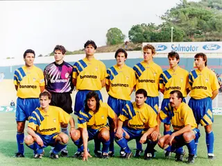 Andrade, o primeiro em baixo à esquerda, na equipa do Estoril Praia
