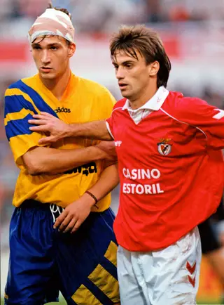 Andrade tinha uma grande rivalidade com João Pinto antes de ir para o Benfica. Aqui, à esquerda, ainda como jogador do Estoril Praia, com a cabeça partida, precisamente por João Pinto, ao seu lado