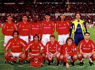 Andrade, o primeiro em cima à esquerda, numa das equipas do Benfica