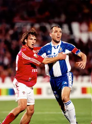 O benfiquista Andrade numa disputa de bola com o capitão do FC Porto, Jorge Costa