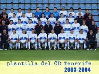 Andrade também vestiu a camisola do Tenerife, naquela que foi a sua primeira aventura fora de Portugal. Éo segundo na última fila, em cima,