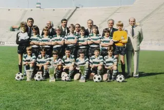 Andrade, de pé ao centro, com a equipa de infantis do Sporting que conquistou o Torneio da CEE