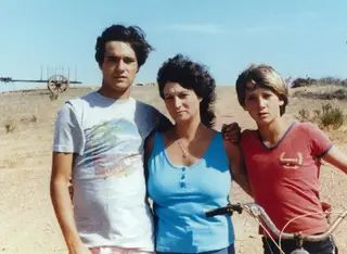 Andrade, à direita, com a mãe e o irmão