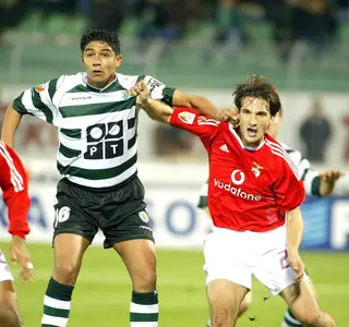 Andrade, à direita, na marcação do avançado do Sporting, Mário Jardel