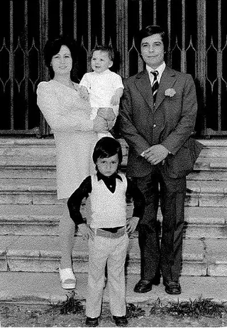 Andrade, ao colo, com os pais e o irmão mais velho