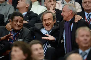 RECONHECIDO. Michel Platini, ex-presidente da UEFA, ladeado por dois dos maiores jogadores da história do futebol: Eusébio e Cruyff