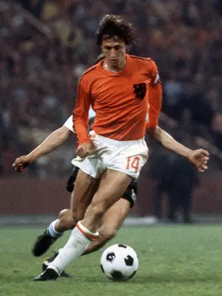 ESTONTEANTE. Cruyff era avançado mas brilhava em qualquer parte do campo - a marcar, a passar, a fintar ou a pensar