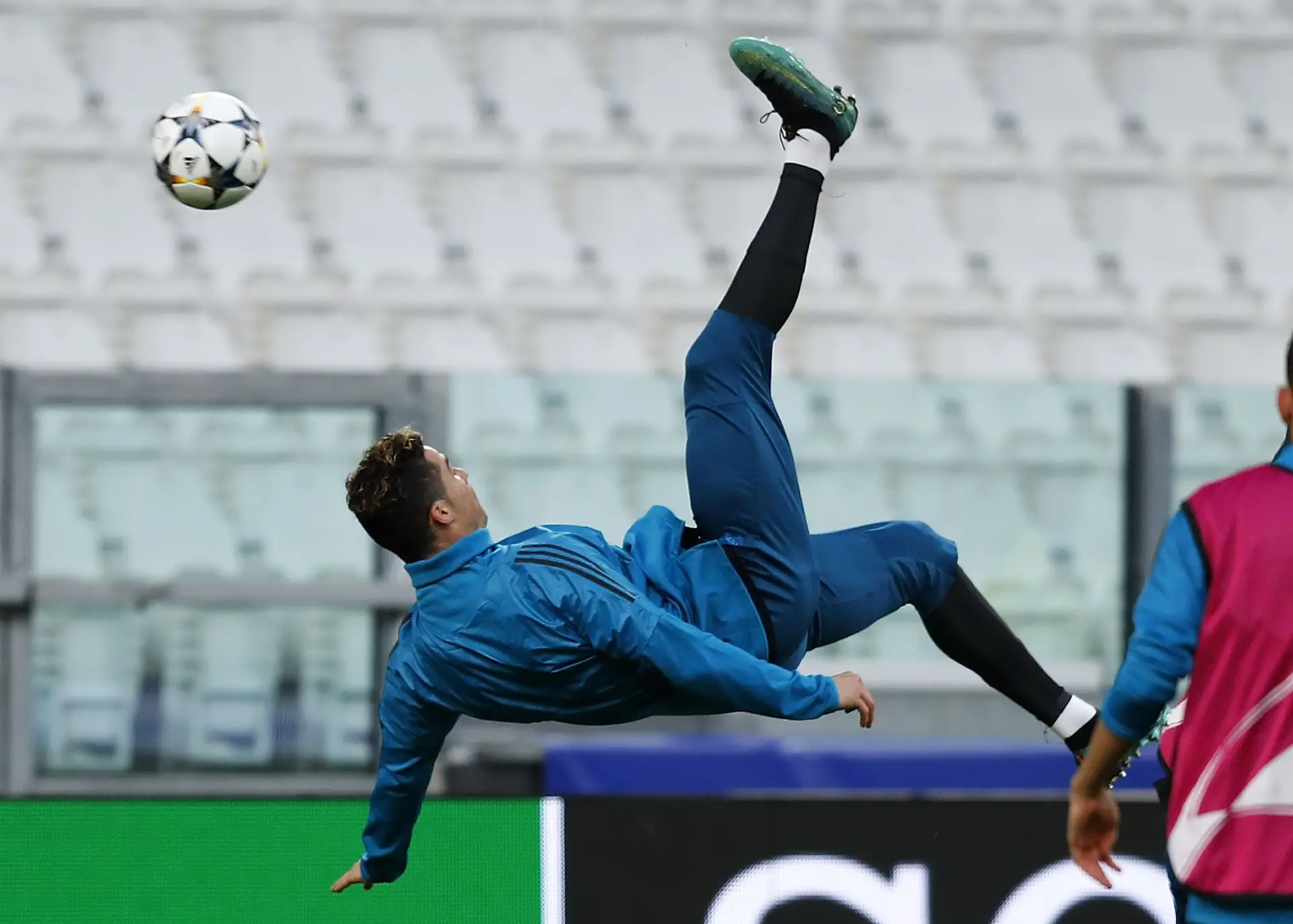 O pontapé de bicleta de Ronaldo já em Turim, no treino de adaptação ao estádio da Juventus, na segunda-feira