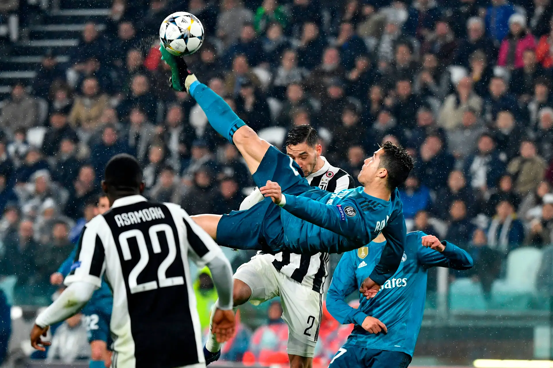 O salto que Cristiano dá faz com que o pé direito coincida, na perfeição, com a bola. Agora reparem: Di Sciglio, o italiano de olhos fechados e que julga ir cabecear a bola, mede 1,82m e está em suspensão. E o pé do português está bem acima da cabeça do defesa da Juventus.