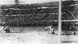 Um dos golos do Uruguai na vitória por 4-2 sobre a Argentina que levou à conquista do primeiro Mundial da história