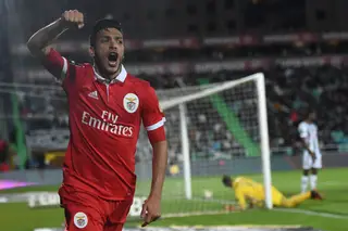 Benfica quer antecipar as verbas das vendas de Jiménez e de Raúl de Tomás