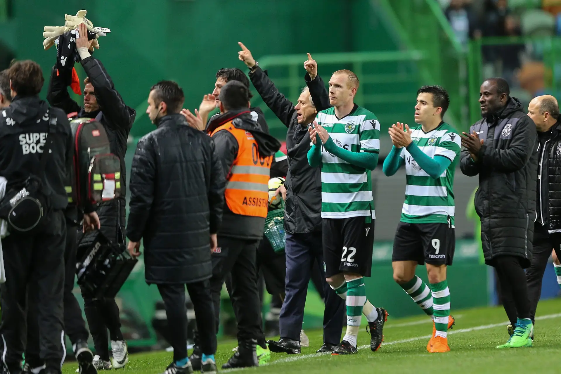 Rogério Casanova passou uma noite ordeira e pacata de contemplação deste clube desportivo extremamente normal que é o Sporting
