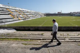 O relvado do Estádio Comendador Manuel Violas, que já tem 90 anos e está visivelmente degradado