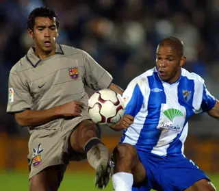 Edgar, à direita, a disputar uma bola com Giovanni Van Bronckhorst, do Barcelona
