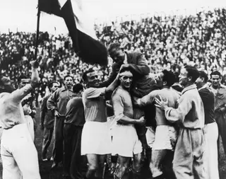 Os jogadores italianos levam o selecionador Vittorio Pozzo em ombros após a vitória por 2-1 frente à Checoslováquia