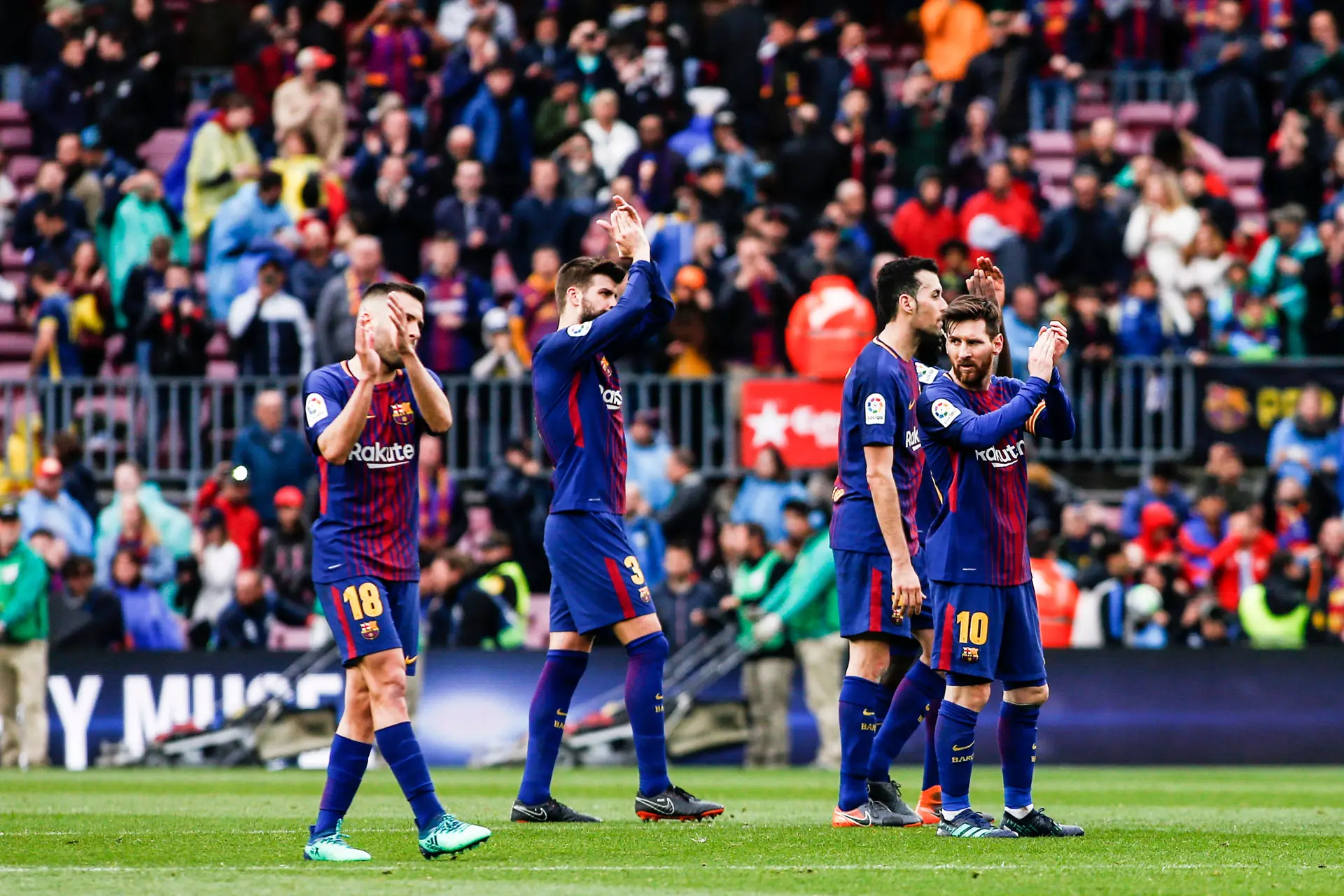 A equipa falível e dependente, mas invencível e quase campeã