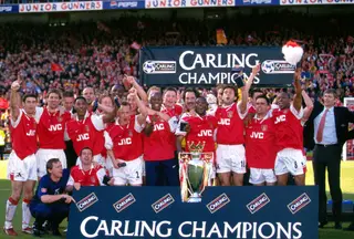 Em maio de 1998 a festejar o primeiro de três campeonatos que venceu no Arsenal