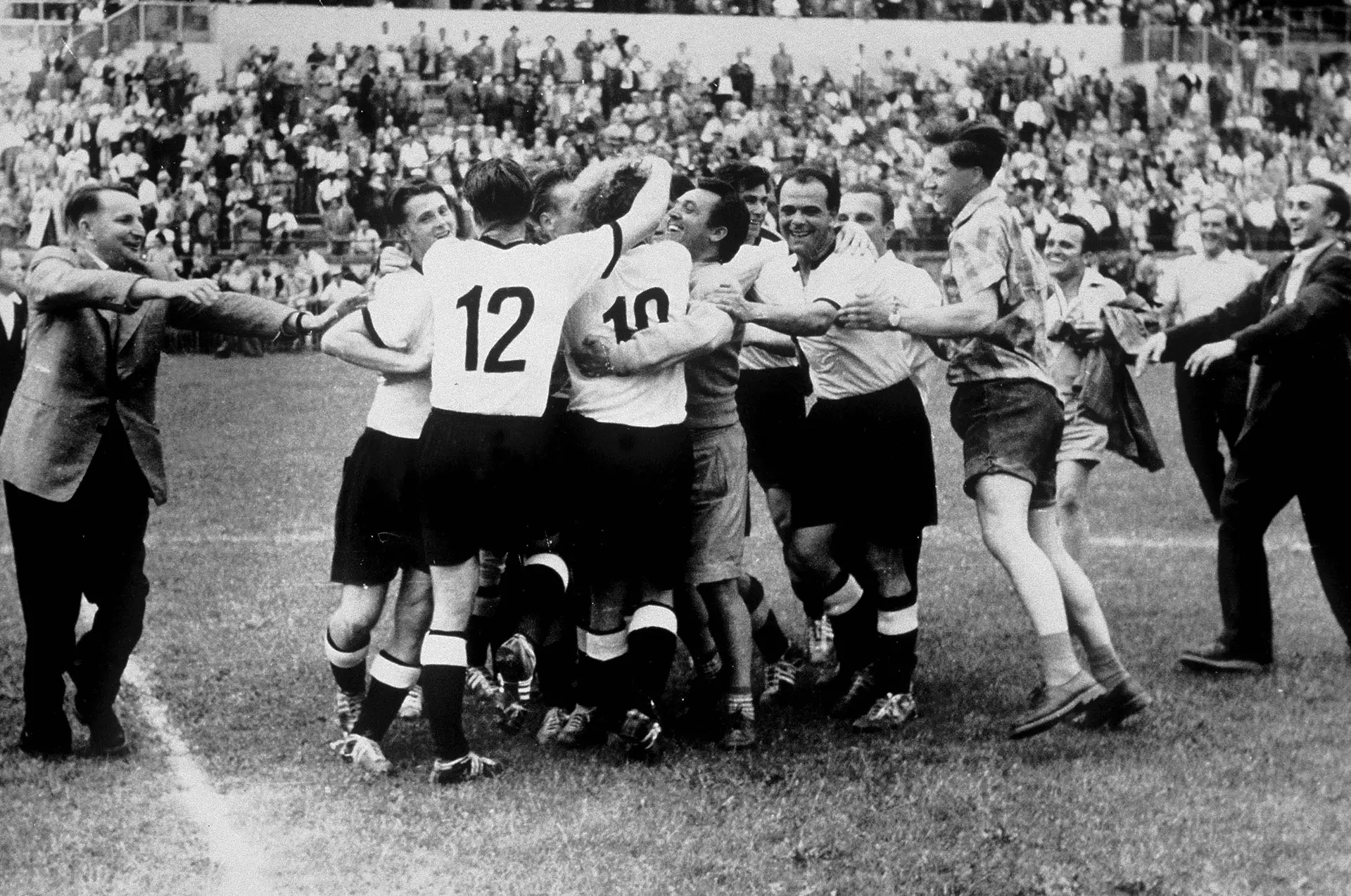 A seleção alemã celebra a improvável vitória por 3-2 frente à favorita Hungria no Mundial de 1954 na Suíça, um jogo que ficou conhecido como o Milagre de Berna