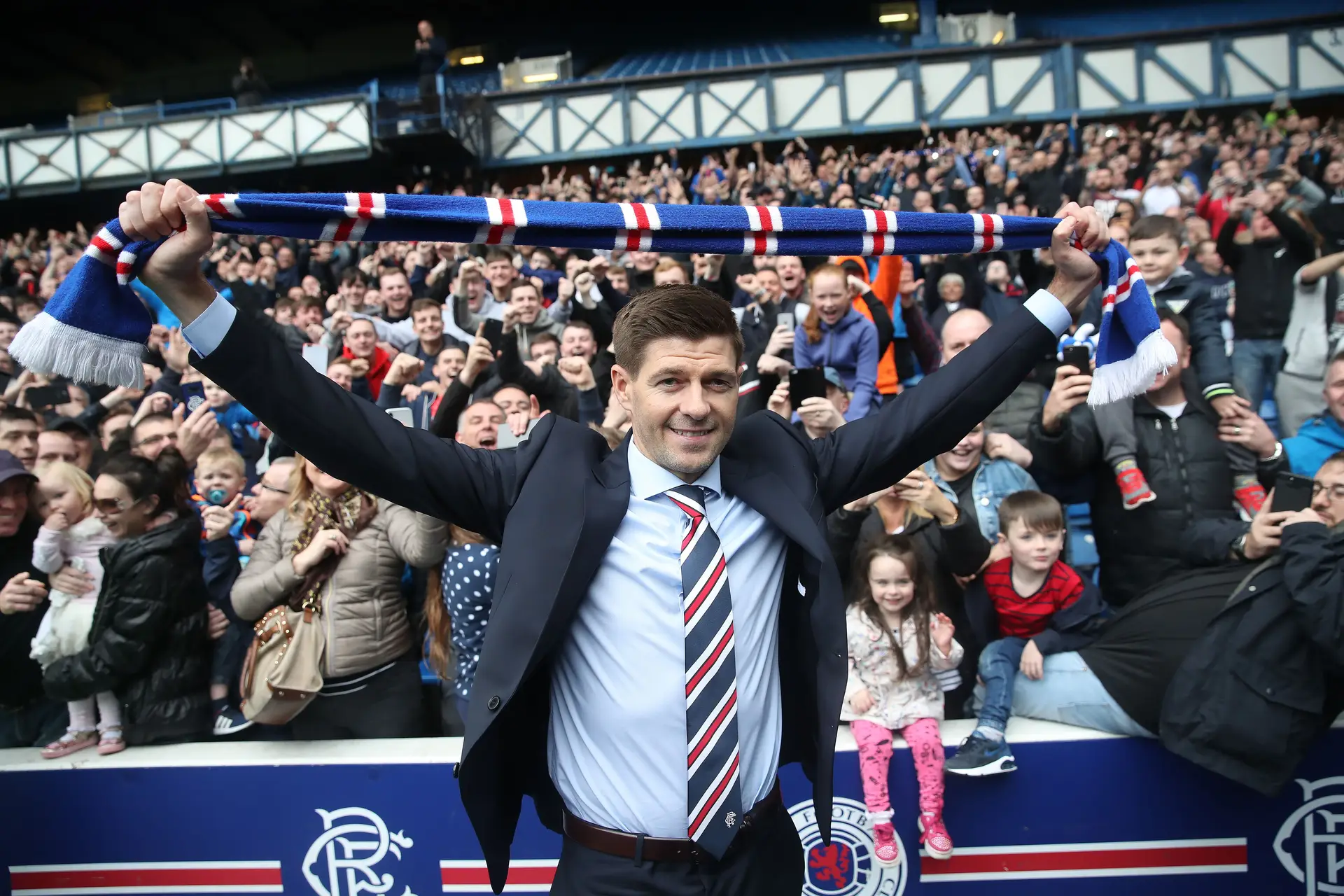 E assim arranca uma carreira: Gerrard apresentado no Rangers onde jogam ...