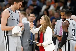 Becky Hammon foi a primeira mulher treinadora adjunta na NBA. Agora está a um passo de se tornar treinadora principal dos Milwaukee Bucks