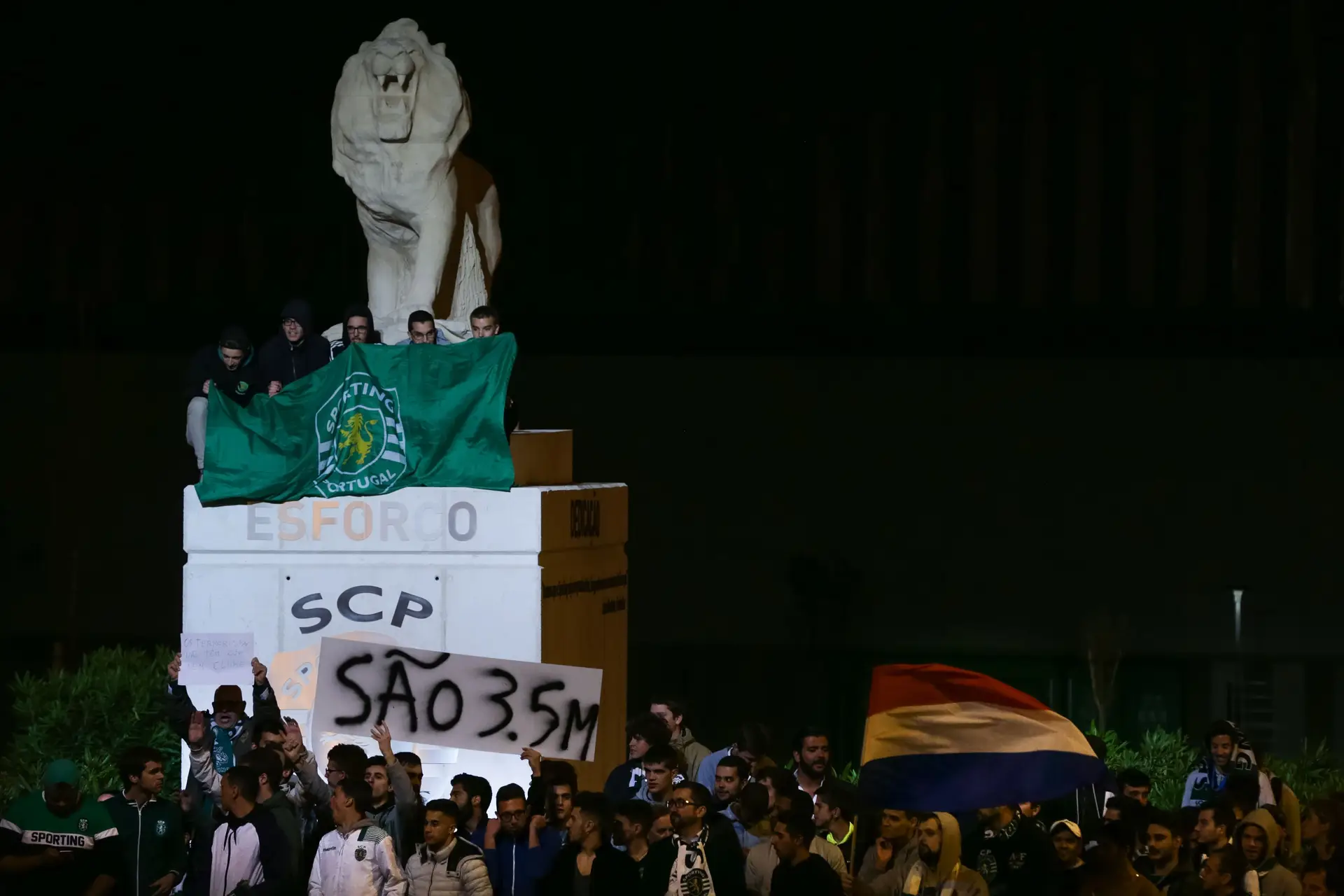 Centenas de adeptos ‘leoninos’ condenaram violência junto ao estádio de Alvalade