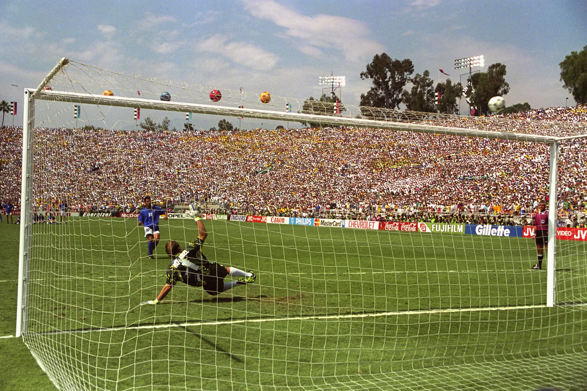 O momento em que Roberto Baggio falha a grande penalidade que dá a vitória ao Brasil no Mundial 1994