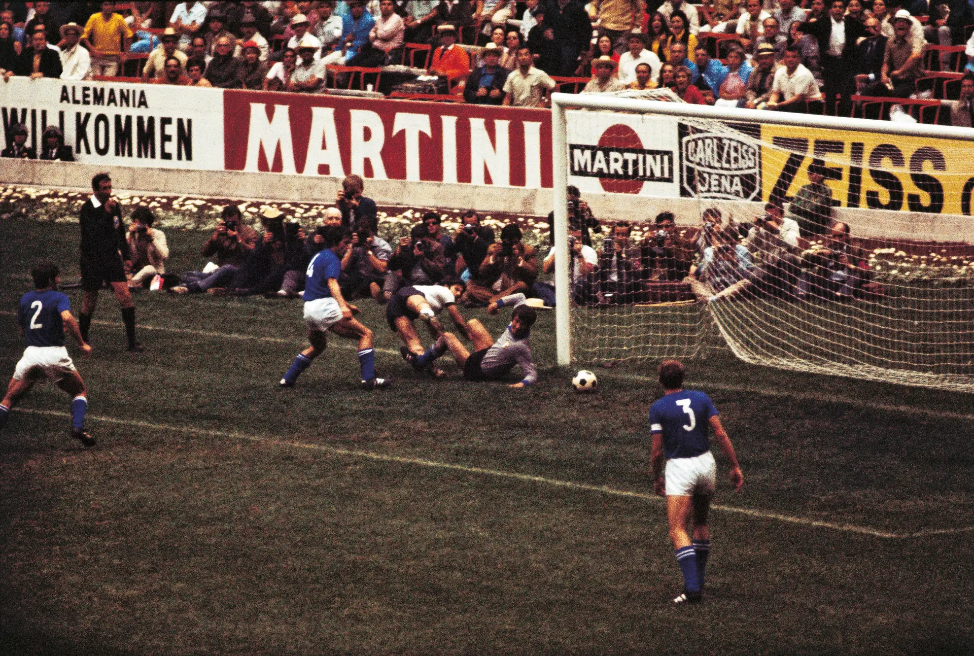 Gerd Muller marca o 2-1 para a Alemanha, num jogo que os germânicos viriam a perder por 4-3 frente à Itália