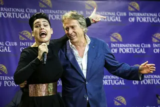 Uma carta de Lá Em Casa Mando Eu aos amigos brasileiros: Jesus é um treinador do caraças e com ele tudo é possível. Até acabar de joelhos