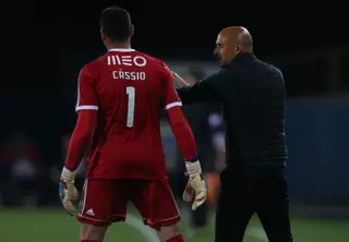 Cássio, guarda-redes do Rio Ave, a receber indicações de Miguel Cardoso