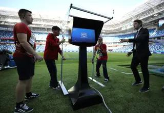 É aqui que o árbitro revê as imagens de um lance duvidoso