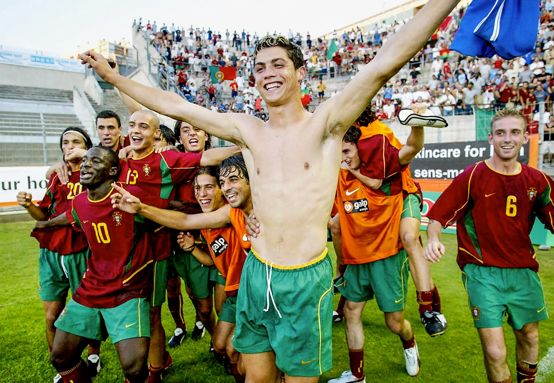 A 21 de junho de 2003, Cristiano Ronaldo e os restantes companheiros conquistaram o Torneio de Toulon com a seleção sub-20