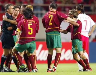 O momento em que o árbitro argentino Angel Sanchez mostra o cartão vermelho a João Pinto, no jogo de Portugal com a Coreia do Sul 