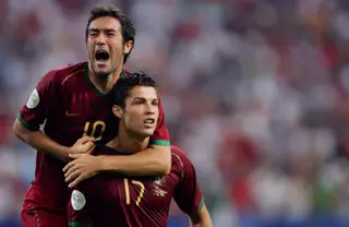 Hugo Viana celebra com Ronaldo a vitoria sobre a Inglaterra, por 3-1, no jogo dos quartos de final do Mundial de 2006.
