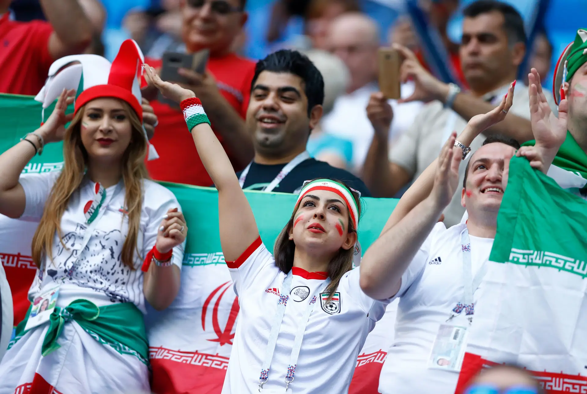 “Sabes o momento em que o que até aí era 2D se torna 3D?”. As histórias de duas iranianas que vieram à Rússia ver a sua seleção pela 1.ª vez