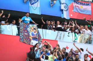 Diego Maradona foi assistido por paramédicos no final do Nigéria-Argentina