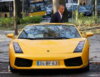 Costinha junto do seu Lamborghini amarelo