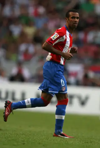Com o equipamento do Atlético de Madrid