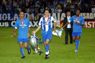 Costinha, à esquerda, e Derlei com a Taça dos Campeões Europeus, conquistada pelo FCP