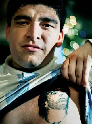 Pablo Lescano tatuou o rosto do seu deus no peito 