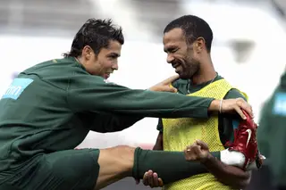Costinha, à direita, com Cristiano Ronaldo num treino da seleção