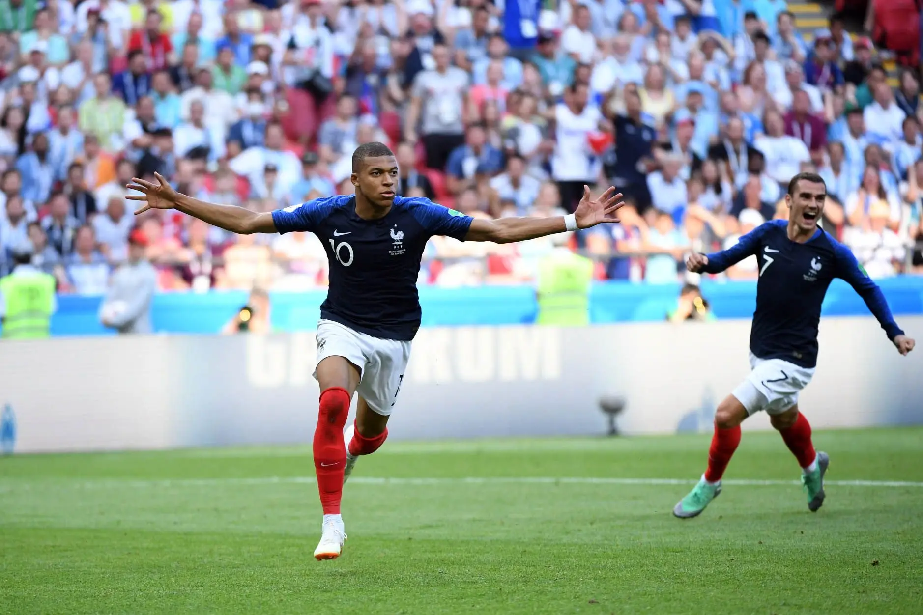 Muito prazer em conhecer, eu sou o fenómeno Mbappé Nazário dos Campos
