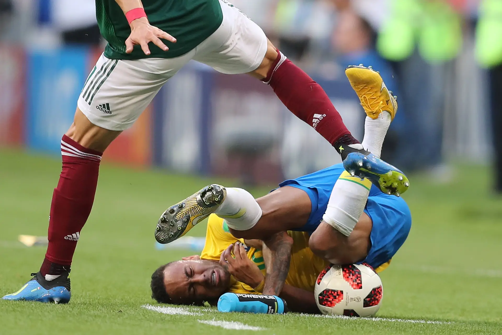 13 minutos e 50 segundos: o tempo que Neymar esteve deitado no relvado neste Mundial