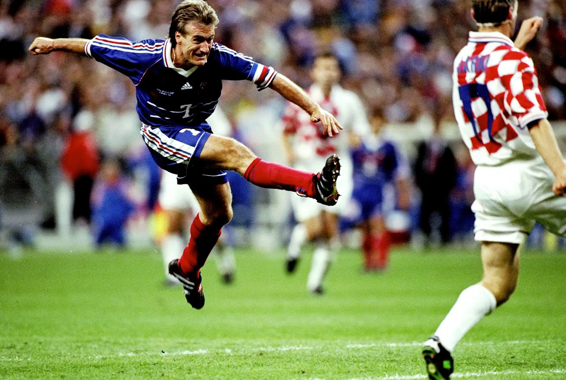 O capitão de França no Mundial 1998 era o número 7 da equipa, um tal de Didier Deschamps - hoje selecionador francês. Naquele ano, a anfitriã França eliminou a Croácia nas meias-finais (2-1) e conquistou o Mundial, vencendo o Brasil na final 