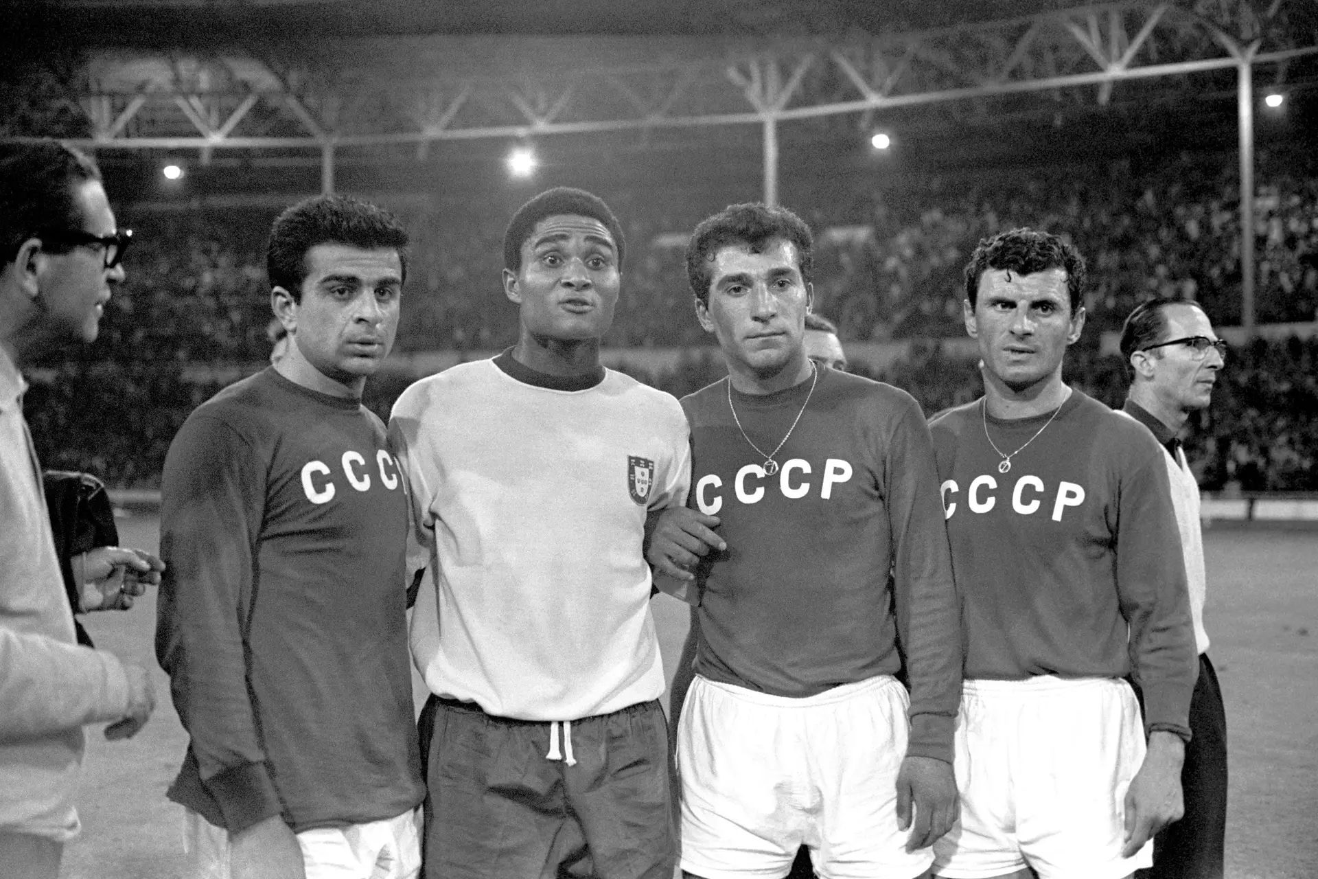 Eusébio entre três atletas soviéticos no final do encontro de atribuição do terceiro lugar do Mundial de 1966. portugal venceu por 2-1 e Eusébio ganhou a Bota de Ouro da competição com nove golos